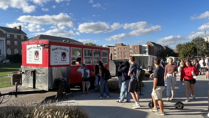 Students place orders Mary Ellen's at the 2021 Food Truck Festival outside the Willa Cather Dining Complex. [Student Affairs]