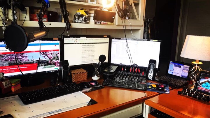 Carl Yuan's home office features four PCs running simultaneously. The redundant system means he doesn't miss a beat if a computer crashes.